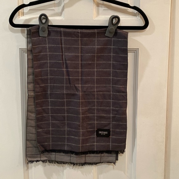 CURATED BASICS - 100% silk scarf - Picture 4 of 5